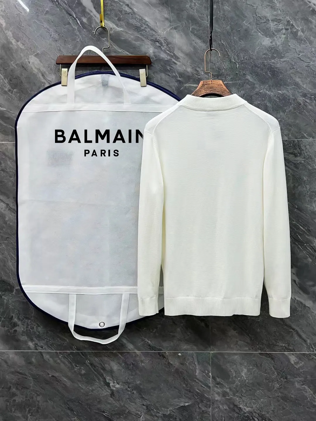 Balmain Balmain 🆕 Complete with 3 standards Premium printed half-turtleneck sweater Premium wool blended sweater Men's and women's Premium customized series Affiliated to the brand's Premium main line Patented top yarn blend Use innovation to interpret conventional styles The configuration of the fabric is subversive The details are remarkable The most anticipated sweater in winter 24 Full sense of luxury The brand is designated by Zhejiang and the factory is flowing out Super cost-effective Meri wool yarn has excellent quality. It feels super soft, delicate, soft, non-pilling and does not deform. It is available at all major counters at the same time. It is a must-have product every year. The product seems simple, the process is extremely complicated, and the upper body is not picky. The upper body is extremely skin-friendly and comfortable. It can be worn next to the body with an outer jacket or as an outer layer. Color: Black White Sizes: M L XL 2XL 3XL